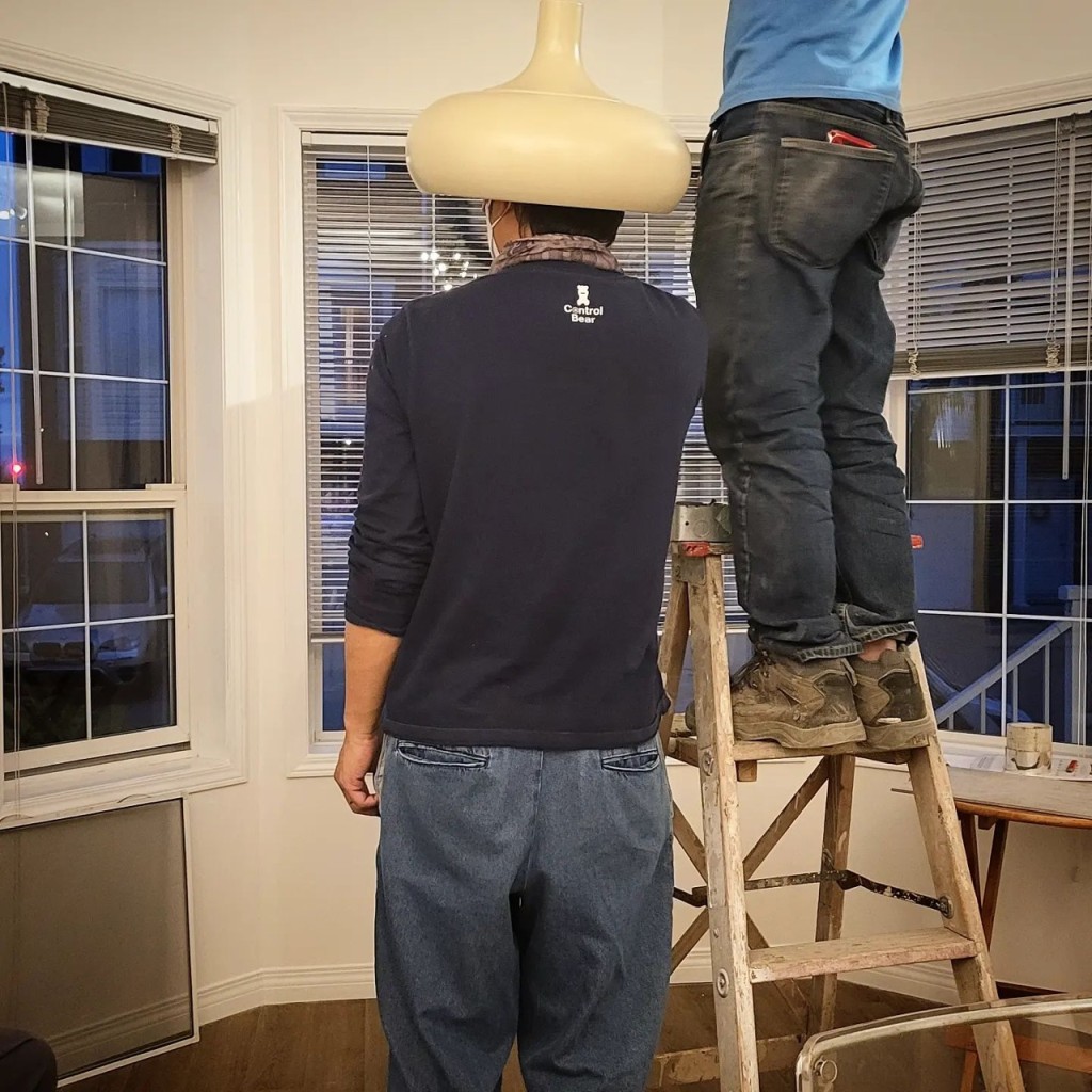 初到加拿大時，二人為大屋裝修。